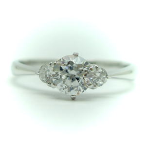 0.7ct.D-VVS1-3EX(H&C)PTプラチナ婚約指輪（エンゲージリング）ダイヤモンドリング、両脇メレダイヤ入り（鑑定書付）