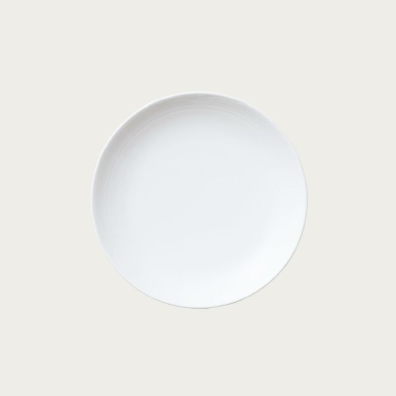 商品情報サイズ直径：約16.3cm、高さ：約2.3cm材質ファインポーセレン(ホワイト)原産国スリランカ補足電子レンジ対応　食洗機対応Noritake ノリタケ アークティックホワイト 16.5cmクーププレート 4枚セット 91513/4000 4000L/91513 シンプルで洗練されたデザインが縁取られた「アークテックホワイト」。北極の氷山を切り取ったような白くスタイリッシュでクールなテーブルウェアです。 5
