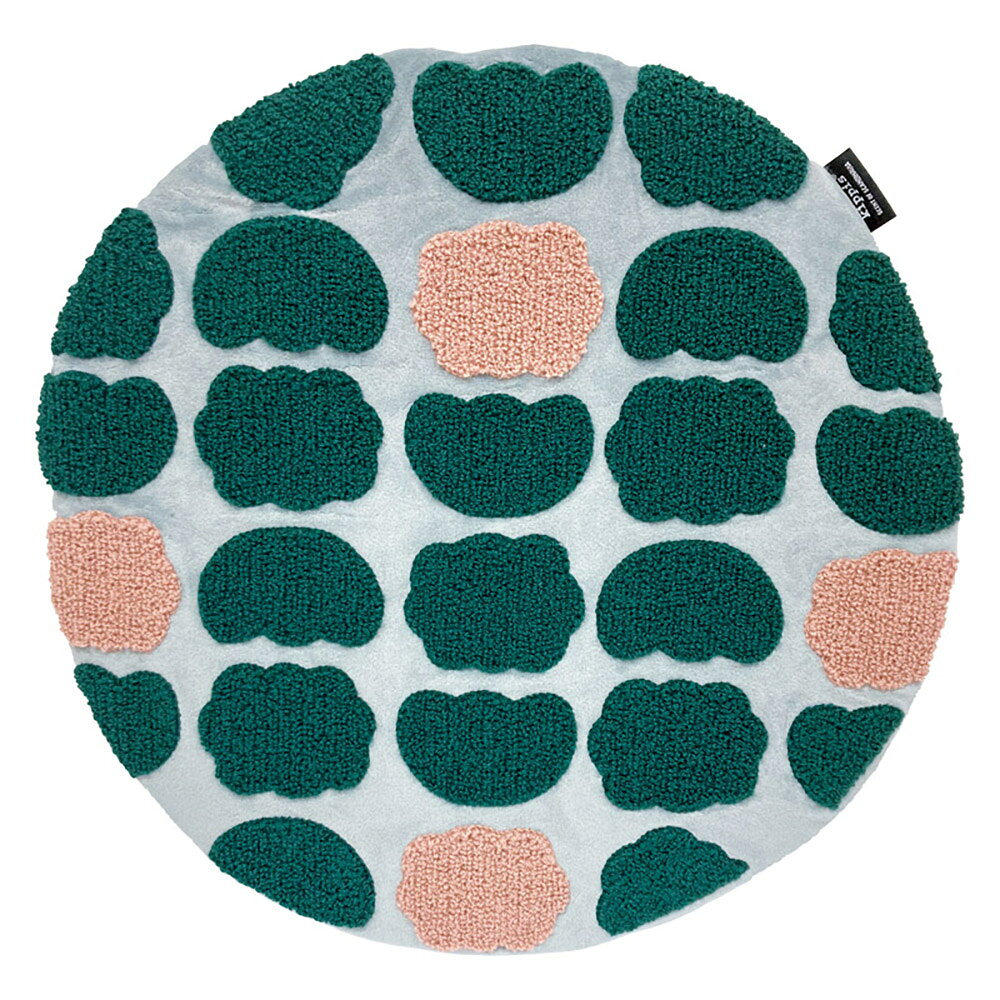 サガラ刺繍で表現された北欧柄がオシャレなチェアパッド。イスやフローリングの上など、生活スタイルに合わせてお使いいただけます。目を引く北欧柄はお部屋のアクセントにぴったり。 ※ご注文受付：2026年10月30日AM9:00まで（決済完了必須） ※お届け期間：2026年11月04日頃まで ■配送不可地域：北海道・沖縄・離島 ■賞味期限：なし ■原産国／製造国：中国製 ■総重量（単位：g）：120 ■規格：34×34×2.5cm・ポリエステル ■サイズ(mm)：340×340×30 ■ギフト対応 ・ラッピング対応：対応NG ・のし対応：対応NG ・表書き：対応NG ・名入れ：対応NG ■発送の目安：下記お届け期間内でご注文後、5〜10営業日以内の発送となります。 ※ご注文受付：2026年10月30日AM9:00まで（決済完了必須） ※お届け期間：2026年11月04日頃まで