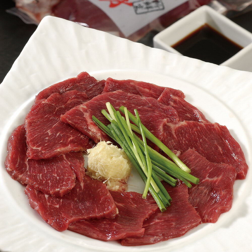 大正8年創業。信州伊那里の馬肉食文化を継承し、品質のよい馬肉をお届けしております。 ■アレルゲン表示：（義務7品目）小麦　（推奨21品目）大豆 ■賞味期限：60日■規格：赤身300g、馬刺しタレ20ml×3 ■サイズ(mm)：170×260×75 ■ギフト対応 ・ラッピング対応：簡易包装のみOK ・のし対応：短冊のしのみOK ・表書き：対応OK ・名入れ：対応OK ■発送の目安：ご注文後、5~10営業日以内の発送となります。 【当店おすすめの用途】 ※商品により配送方法・保存方法の都合で熨斗(のし)やギフト包装対応ができない場合がございます。詳しくは各商品ページでご確認ください。 ●内祝い・お祝いのお返し 出産内祝い 結婚内祝い 新築内祝い 快気祝い 初節句内祝い 開店内祝い 開業内祝い 入学内祝い 七五三内祝い 成人式内祝い 就職内祝い 退職返し 結納返し 香典返し 引き出物 結婚式 引出物 法事 お礼 謝礼 御礼 お祝い返し ●お祝い ご出産祝い お誕生祝い 初節句祝い 入園祝い ご入学祝い ご就職祝い ご新築祝い 引っ越し祝い 開店祝い 開業祝い ご退職祝い 敬老の日 還暦祝い 歳祝い 古希祝い 喜寿祝い 米寿祝い 退院祝い 昇進祝い 栄転祝い 叙勲祝い 成人祝い ご卒業祝い ご結婚祝い ●不祝儀 法事 法要 ご香典 お返し 淋見舞い 伽見舞い お供え 五七日忌 七七日忌 忌明け 一周忌 三回忌 満中陰 志 しのび草 ●法人向けギフト 開店祝い 開業祝い 周年記念 記念品 挨拶回り来客 ご来場プレゼント ご成約記念 社員表彰 安全大会 粗品 寸志 プレゼント お土産 手土産 社長賞 達成賞 永年勤続賞 ●パーソナルギフト 誕生日 バースデー 手土産 お見舞 定年退職 プチギフト 結婚記念日 金婚式 銀婚式 ご挨拶 引越しの挨拶 名披露 松の葉 ●ご贈答先様 お父さん お母さん 父 母 兄弟 姉妹 子供 子ども 祖母 祖父 おばあちゃん おじいちゃん 嫁さん 奥さん 彼女 旦那 彼氏 友達 仲良し 先生 職場 先輩 後輩 同僚 取引先 お客様 ●賞・景品 ゴルフコンペ 婚礼二次会 忘年会 新年会 ボウリングコンペ お花見 優勝 準優勝飛び賞 ニアピン ドラコンホールインワン シングルコンペ ●季節のギフト ハレの日 1月 お年賀 正月 成人の日 2月 節分 旧正月 バレンタインデー 3月 初節句 ひな祭り 雛祭り ひなまつり 桃の節句 ホワイトデー 卒業 卒園 お花見 春休み 4月 イースター 入学 就職 入社 新生活 新年度 春の行楽 5月 端午の節句 ゴールデンウィーク こどもの日 母の日 6月 父の日 7月 七夕 お中元 暑中御見舞い 8月 夏休み 残暑見舞い お盆 帰省 9月 敬老の日 シルバーウィーク 10月 孫の日 運動会 学園祭 ブライダル ハロウィン 11月 七五三 勤労感謝の日 12月 お歳暮 クリスマス クリスマスケーキ 大晦日 冬休み 寒中見舞い おせち お節 ●注目検索ワード 送料無料 食品 お取り寄せグルメ ご当地グルメ お取り寄せ 通販 詰め合わせ グルメ お取り寄せスイーツ 特産品 名産品 人気 おすすめ 贈答品 プレゼント ギフト わが街とくさん店 わが街とくさんネット