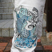 【B218102】和柄ジーンズ青双鯉柄!!和柄ホワイトジーンズ和柄ジーパン和柄刺繍ジーンズ和柄メンズ和柄刺繍ジーンズ和柄デニムストーンウォッシュ加工和柄刺繍約90万針にも及ぶ密度の高い高級刺繍絡繰魂和柄刺繍!!