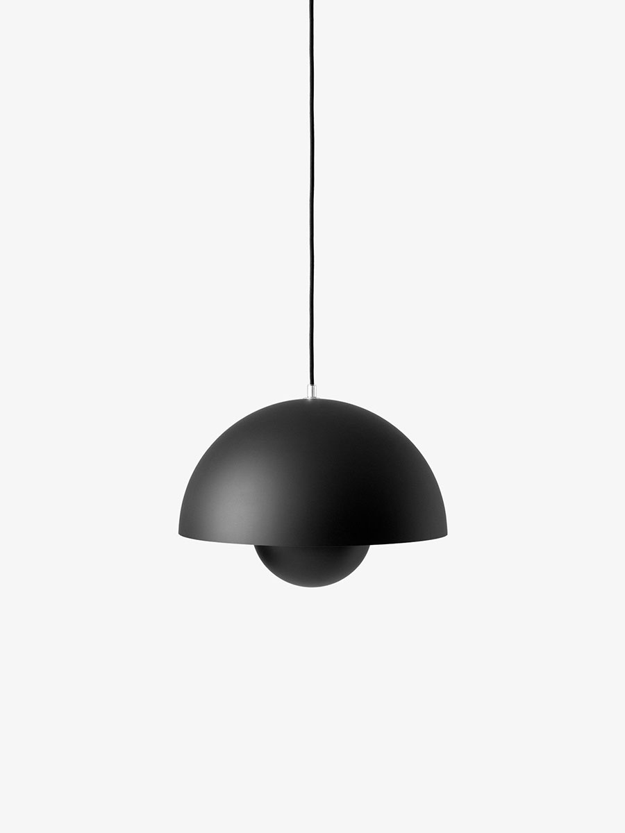 メーカー： &トラディション / アンドトラディション シリーズ名：ペンダントライト　FLOWERPOT 【ランプ別売】 （推奨LED電球）一般型LED E26 7.8W 電球色 LDA8L-G （推奨白熱電球）白熱球 E26 60W フロスト サイズ 幅：370mm / 高さ：273mm / 全長：1800mm 重量 2.4kg 材質 スチール塗装仕上 照明取付仕様 引掛シーリング 定格/口金 E26 60W ※お取り寄せ商品となります。 在庫がある場合でも納期1〜2週間程かかる商品です。 欠品の場合は納期が数か月かかる場合もございますのでご了承くださいませ。 ※ご注文後の返品・交換・キャンセルは出来ませんのでご了承ください。 ※この器具は非防水です。湿気の多い場所や屋外では使用しないでください。 ※転倒・落下して危険が生じるおそれのある場所には設置しないでください。 ※湿度および周囲温度の高い場所では長時間使用しないでください。 ※シェードの色によりコード色は異なります。（黒または白、または半透明のコードでのお届けとなります。 ※コード加工も承っております。（長さによって価格が異なります。） コード加工をご希望の場合は、天井から照明本体の下端までの寸法【全長〇〇cm】にてご指定ください。 関連キーワード 照明器具 ペンダント照明 つり下げ 天井照明 吊下げ■特徴 フラワーポット・ランプは、60年代後半に発生した反戦を御旗にしたフラワーパワー運動の代名詞にもなりました。 当時は平和と調和を促進する為、旧来の慣習から脱却し、よりオープンでモダンな精神を受け入れる考え方が勃興し、そのことがデザイナー、ヴァーナー・パントンにも影響を及ぼしました。 フラワーポットシリーズは、3種類のペンダントと2種類のテーブルランプで構成されており、幅広いカラーからお選びいただけます。 2つの重なり合うシェードは金属を成形したものが組み合わされています。 ＆トラディション　ペンダントライト　FLOWERPOT PENDANT VP7 BLACK & WHITE COBALT & TWILIGHT COBALT BLUE DARK PLUM FLOWERPOT PENDANT VP7(BLACK & WHITE) FLOWERPOT PENDANT VP7(COBALT & TWILIGHT) FLOWERPOT PENDANT VP7(COBALT BLUE) FLOWERPOT PENDANT VP7(DARK PLUM) MATT BLACK MATT WHITE MUSTARD SIGNAL GREEN FLOWERPOT PENDANT VP7(MATT BLACK) FLOWERPOT PENDANT VP7(MATT WHITE) FLOWERPOT PENDANT VP7(MUSTARD) FLOWERPOT PENDANT VP7(SIGNAL GREEN) STONE BLUE SWIM BLUE TANGY PINK VERMILION RED FLOWERPOT PENDANT VP7(STONE BLUE) FLOWERPOT PENDANT VP7(SWIM BLUE) FLOWERPOT PENDANT VP7(TANGY PINK) FLOWERPOT PENDANT VP7(VERMILION RED) GREY BEIGE MATT LIGHT GREY FLOWERPOT PENDANT VP7(GREY BEIGE) FLOWERPOT PENDANT VP7(MATT LIGHT GREY)