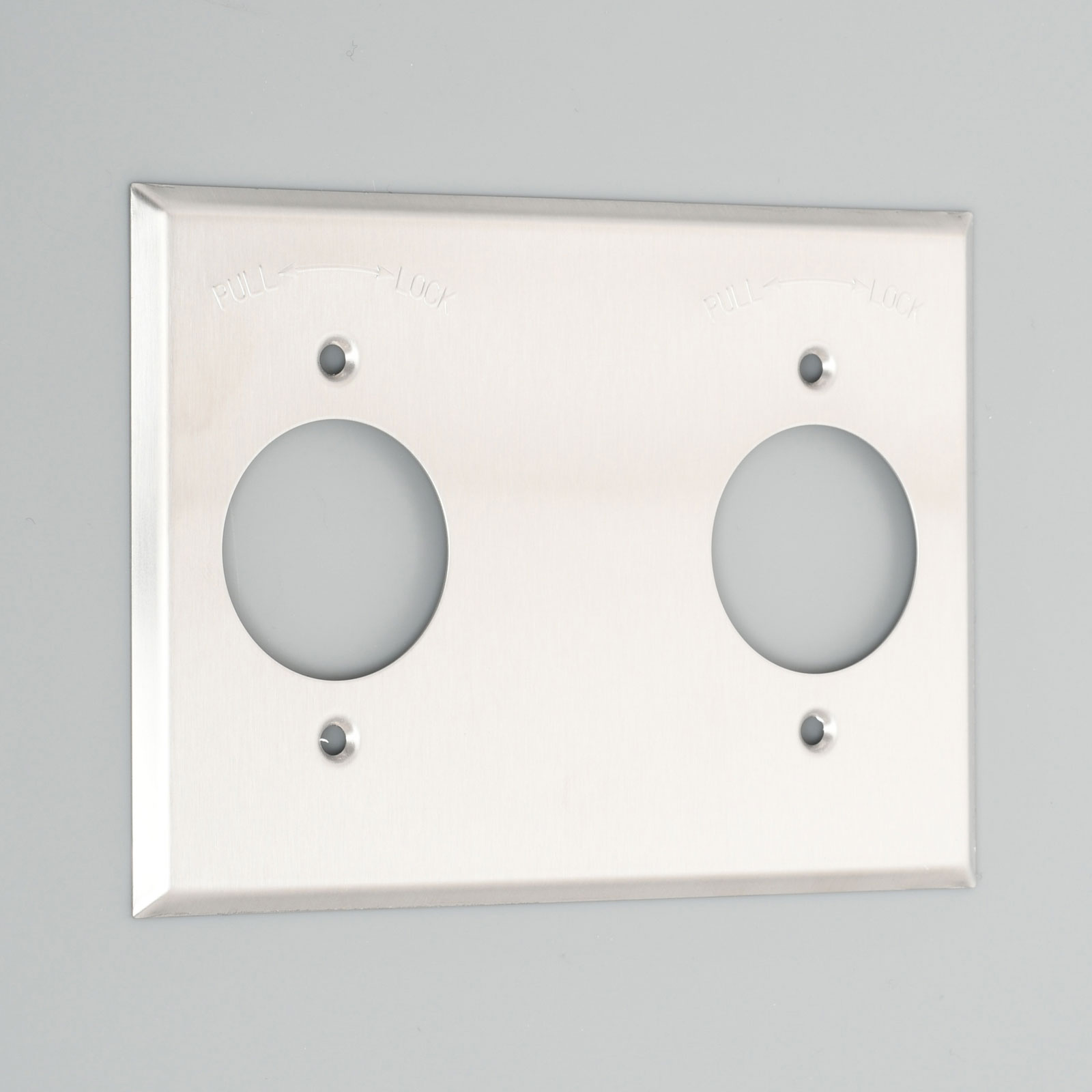 アメリカン電機　埋込コンセント用プレート　ステンレス　3ヶ用ボックス用　Φ41.5穴×2　1612S