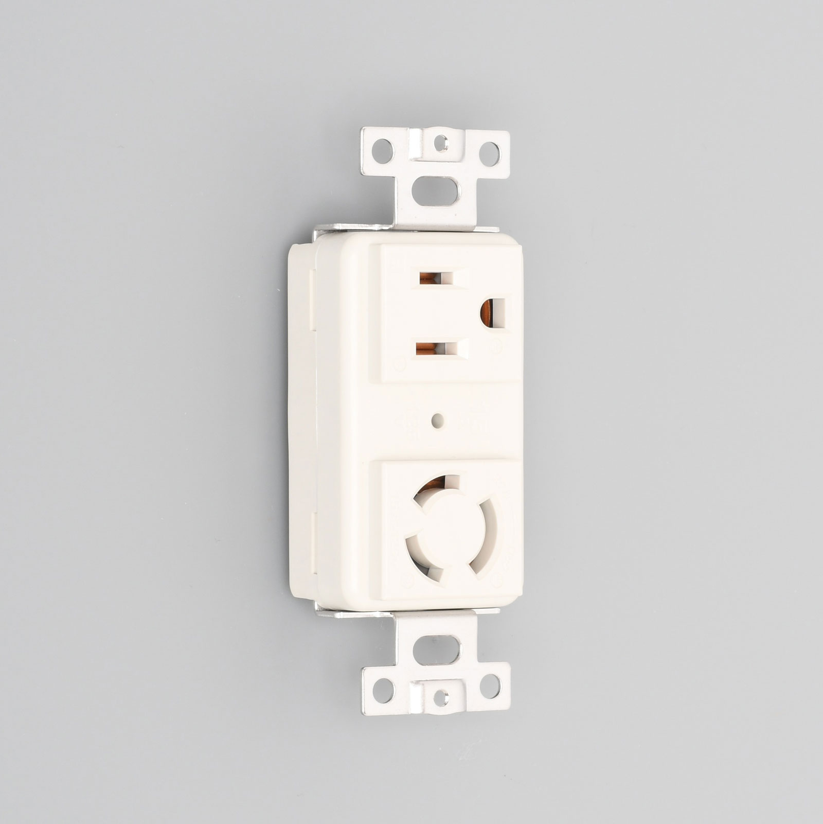 アメリカン電機　接地形2P 15A 125V　複式横型埋込コンセント　3110HCD