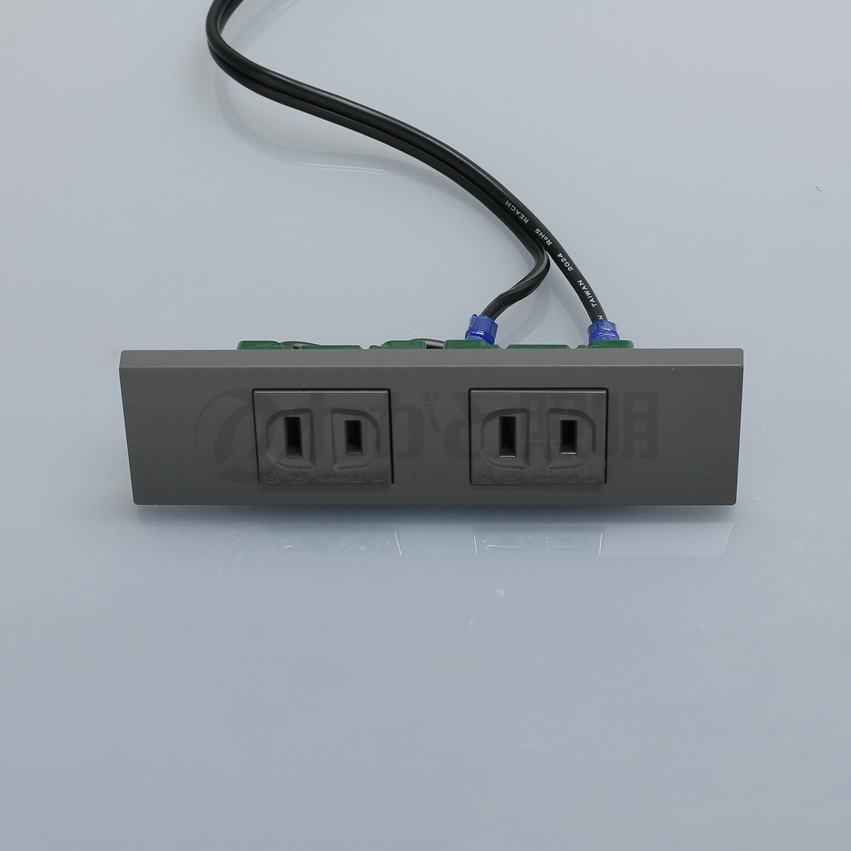 テクノパーツ 家具用コンセント(什器用) 2口コンセント VFFコード2.0m 15A125V 1500Wまで ネジ止め式 フロストグレー コンセントプラグ プラグ付き 機器用 埋込 二口 2個口 2コ口 2ヶ口 TPC-202FG