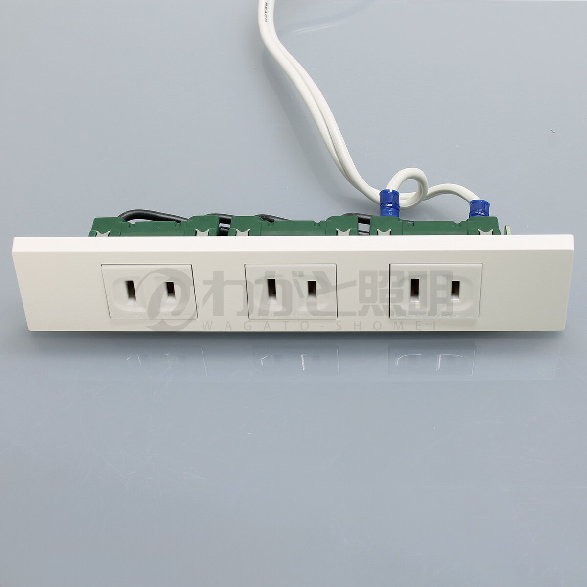 テクノパーツ　家具用コンセント(什器用)　3口コンセント　VFFコード2.0m　15A125V　1500Wまで　ネジ止め式　セラミックホワイト　コンセントプラグ　プラグ付き　機器用　埋込　三口　3個口　3コ口　3ヶ口　TPC-203CW