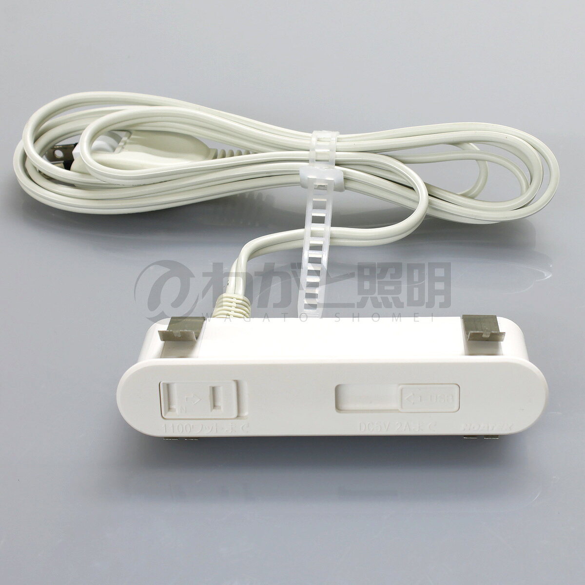 メーカー：NOATEK(ノアテック) / 株式会社ノア　　 シリーズ名： 家具用コンセント　　　 特長 コンセントとUSB 電源が一つになった家具に埋め込むタイプのUSB 電源です。 ツバを薄くしたことにより、取り付け面との段差が目立たなくなりました。 引っ張りからコードを守るコードブッシュ付。 ワンタッチ取り付け。 トラッキング防止カバー付のフリープラグ。 スライドカバー付。 本体色：白色 コード色：白色 電源コード：VFF コード 2m フリープラグ付 取り付け：バネ（ワンタッチ式） コンセント側 コンセント：スライドカバー付コンセント 定格容量：1100W まで USB 側 入力：AC100V 50/60Hz 20VA 出力：DC5V 2A(MAX) USB Type-A 消費電力：最大：15W 待機時：0.3W 以下 USB スライドカバー付 「USB充電機能付きコンセント」取扱い上の注意事項 本製品のUSB電源は5V2Aです（USBの消費電力15W）2A以上ご使用された場合、充電が遅くなったり出力が停止することがあります。 USB電源はすべての携帯電話等で充電を保証するものではありません。 USB電源にて充電できない携帯電話等につきましては、コンセントから充電をお願いします。 USB電源をご使用の場合、ご使用機器のメーカー指定純正ケーブルをご使用ください。ご使用機器のメーカー指定純正ケーブル以外では充電出来ない場合があります。 USB電源にてデータ通信はできません。 改造した携帯電話等はご使用にならないでください。 コンセントは合計1100Wまでご使用頂けます。 本製品は屋内専用です。 USB部は商品の仕様上「ジー」のようなうなり音を生ずることがありますが異常ではありません。寝室等の静かな環境への取り付けはお避け下さい。 ネジは付属していません 関連キーワード コンセント プラグ付き 家具向製品 Outletメーカー：NOATEK(ノアテック) / 株式会社ノア　　 シリーズ名： 家具用コンセント　　　 特長 コンセントとUSB 電源が一つになった家具に埋め込むタイプのUSB 電源です。 ツバを薄くしたことにより、取り付け面との段差が目立たなくなりました。 引っ張りからコードを守るコードブッシュ付。 ワンタッチ取り付け。 トラッキング防止カバー付のフリープラグ。 スライドカバー付。 本体色：白色 コード色：白色 電源コード：VFF コード 2m フリープラグ付 取り付け：バネ（ワンタッチ式） コンセント側 コンセント：スライドカバー付コンセント 定格容量：1100W まで USB 側 入力：AC100V 50/60Hz 20VA 出力：DC5V 2A(MAX) USB Type-A 消費電力：最大：15W 待機時：0.3W 以下 USB スライドカバー付 「USB充電機能付きコンセント」取扱い上の注意事項 本製品のUSB電源は5V2Aです（USBの消費電力15W）2A以上ご使用された場合、充電が遅くなったり出力が停止することがあります。 USB電源はすべての携帯電話等で充電を保証するものではありません。 USB電源にて充電できない携帯電話等につきましては、コンセントから充電をお願いします。 USB電源をご使用の場合、ご使用機器のメーカー指定純正ケーブルをご使用ください。ご使用機器のメーカー指定純正ケーブル以外では充電出来ない場合があります。 USB電源にてデータ通信はできません。 改造した携帯電話等はご使用にならないでください。 コンセントは合計1100Wまでご使用頂けます。 本製品は屋内専用です。 USB部は商品の仕様上「ジー」のようなうなり音を生ずることがありますが異常ではありません。寝室等の静かな環境への取り付けはお避け下さい。 ネジは付属していません 関連キーワード コンセント プラグ付き 家具向製品 Outlet