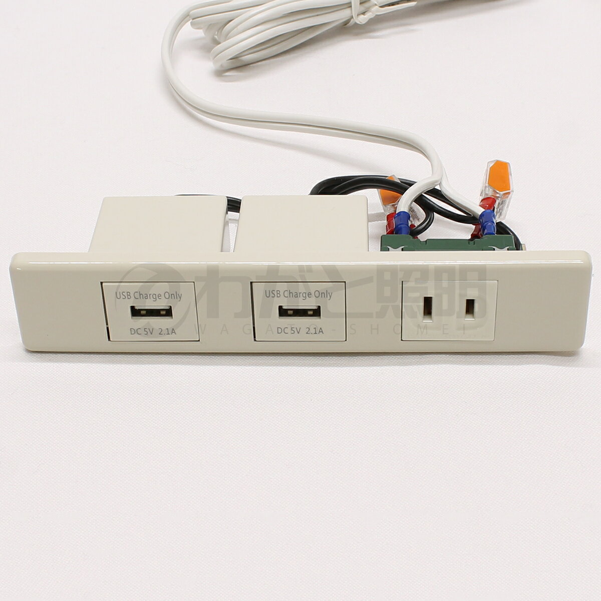 テクノパーツ　家具用コンセント(什器用)　USB付きコンセント(USB2口、コンセント1口)　VFFコード1.95m　125V15A　USB5V2.1A　ネジ止め式　ミルキーホワイト　コンセントプラグ　Type-A　USB-A　二口　2個口　2コ口　2ヶ口　一口　1個口　1コ口　1ヶ口　TPC-203USB2-WH