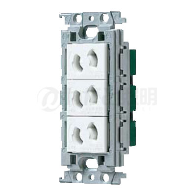 パナソニック　コスモシリーズワイド21　埋込抜け止めトリプルコンセント　絶縁枠　15A　125V　ホワイト　WTF10634WK