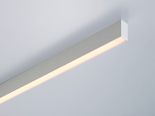メーカー： DNL / DNライティング　 (旧ダイア蛍光 DAIA 旧ニッポ電機 NIPPO) シリーズ名：TRIM LINE　LED照明器具　TIE-APT ※以下のオプション品は別途必要です。 接続コードDK2P2500片切り 渡りコードSK2P 調光調色信号コードHKT ≪適合調光器≫ PDC1500T(3路スイッチ対応) PDC1000S(3路スイッチ対応) ※LEDにはバラツキがあるため、発光色、明るさが異なる場合があります。ご了承ください。 ※条件により、実際のカラーと異なって見えることがありますので、ご了承ください。 ※受注生産品のため、ご注文後2週間ほどお時間をいただきます。 ※受注生産品のため、ご注文後の返品・交換・キャンセルは出来ませんのでご了承ください。 関連キーワード LED間接照明 照明器具 間接光 建築化照明 LED ライト お店用 店舗用 店舗照明 ショールーム照明 ディスプレイ照明 光源交換型 コンパクト スクエア 調光 住宅用 調色■特徴 色温度5000K〜2800Kの範囲で調色可 調光調色型 4000lmクラスの明るさ スクエア形状でエッジまでキレイに光る 埋め込み取り付け可能 色温度は5000K〜2800K、明るさは5％〜100％の範囲で調節できるので、空間演出におすすめです。 ※この商品は電気工事士による取付工事が必要です。　資格を有しない一般消費者は、取付・取替工事を行うことは法律上できません。 ≪TIE-APT≫ サイズ L 品番 光源色 853mm TRE2-853NL28-APT 昼白色(5000K)〜電球色(2800K) 1003mm TRE2-1003NL28-APT 1253mm TRE2-1253NL28-APT 1503mm TRE2-1503NL28-APT