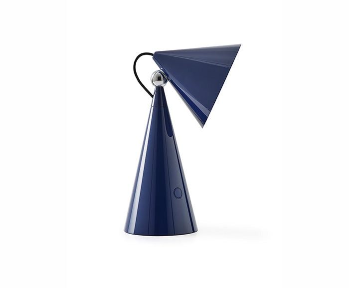 メーカー： Tom Dixon / トム・ディクソン シリーズ名：POSE PORTABLE（ポーズポータブル） 幅：φ105mm 高：340mm 内蔵LED：内蔵LED3W 調光機能付き[タッチ調光スイッチ付（100％→70％→40％→OFF）] 質量：0.97kg 材質：ポリカーボネート 樹脂 仕上げ：鋼塗装仕上げ USB-Aアダプター(コードのみ同梱) 充電時間：5H 点灯時間：6H(100%点灯時) 色温度：2700K/3000K　*切り替え可 演色性：Ra90 ※お取り寄せ商品となります。 在庫がある場合でも納期1〜2週間程かかる商品です。 欠品の場合は納期が数か月かかる場合もございますのでご了承くださいませ。 ※ご注文後の返品・交換・キャンセルは出来ませんのでご了承ください。 ※下記の条件では使用しないでください。 ・周囲温度が35℃以上の場所 ・屋外や湿気の多い所 ・振動、衝撃のはげしいところ ・粉塵の多いところ 関連キーワード 照明器具 スタンド 電気スタンド ライト 照明 トムディクソン TomDixon■特徴 POSE PORTABLEは、円錐形のフォルムを基調にしたミニマルなデザインと実用性を兼ね備えたポータブルライトです。 灯具にはフレネルレンズを採用し、反射光を灯台の光のように遠方まで届けます。 クラシックなタスクライトを思わせる愛らしいデザインで、力強さとユーモアが同居するシルエットが魅力です。 PORTABLEモデルの最大の特徴は、2700Kと3000Kの色温度を切り替えられる点にあります。 シーンや気分に合わせて光の表情を変えることができ、家庭用・業務用を問わず、様々な空間で活躍します。 トム・ディクソン　POSE PORTABLE SILVER（シルバー） GOLD（ゴールド） INDIGO（インディゴ） KELP（ケルプ） POSE PORTABLESILVER POSE PORTABLEGOLD POSE PORTABLEINDIGO POSE PORTABLEKELP PUTTY（パティ） POSE PORTABLEPUTTY