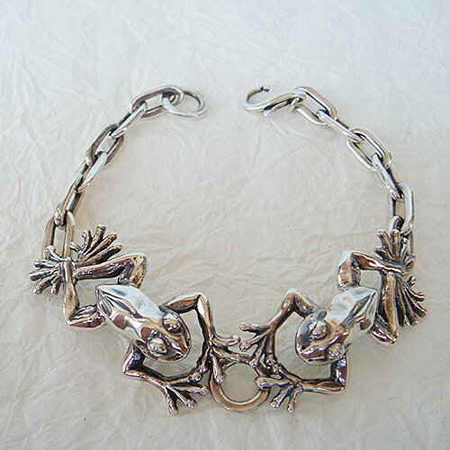 蛙ブレスレット(二匹) 送料無料 カエルブレスレット かえる 動物モチーフ 腕輪 シルバーアクセサリー SILVER925 女性 男性 プレゼント ギフト対応 ...