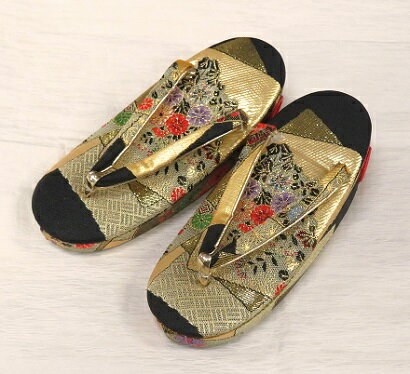 商品説明素材金襴帯地サイズ 3、4歳用長さ：約18cm幅：約7cm高さ：約4.5cm注意 店頭見切り品の為、草履にキズやノリがはみ出ておりますのでご了承ください。モニターの色と実物の色とは違って見えることがありますのでご注意ください。 宅急便コンパクト発送こちらの商品は安価で送れる 宅急便コンパクトでお送りします。(ギリギリサイズの為花緒がおされて届くと思いますが届いたら花緒を優しく上げてください。)