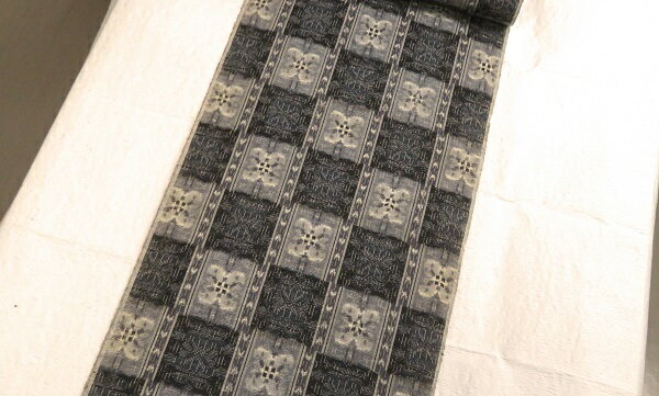 反物 紬 着物 正絹 生地 正絹紬 シルク きもの 手織佐雅紬 紬着尺 レトロ調の柄 グレー系 日本製 越後..