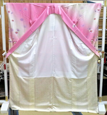 振袖 正絹 中古品　仕立て上がり 着物 きもの 未使用 オーダーレンタル処分品 お仕立て上がり　リサイクル品 仕立て上り　左肩山部分に変色あと有り　難あり ピンク　成人式 卒業式 結婚式 花 裏地ポリエステル 店頭展示品