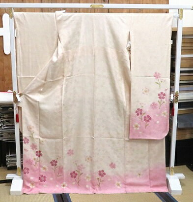 振袖 中古品 正絹 仕立て上がり 振り袖 着物 きもの 白系 ホワイト オーダーレンタル処分品 仕立て上り リサイクル品　成人式 正月 卒業式 結婚式 花 裏地ポリエステル ※店頭展示見切り品の為キズ等がございますのでご了承ください。