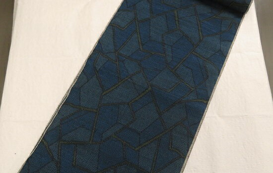 反物 紬 着物 正絹 正絹紬 シルク きもの 民芸紬 紬着尺 本場手織紬 レトロ調の柄 青系 日本製 長さ：約12m 巾：約37.5cm　※店頭展示品処分品の為キズ等有　在庫処分品