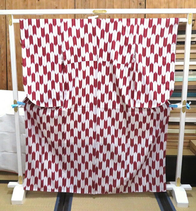 着物 ポリエステル 二尺袖 Mサイズ 仕立て上がり 赤みの強い茶系 白系 矢絣 販売品 2尺袖 袴の着物 洗..