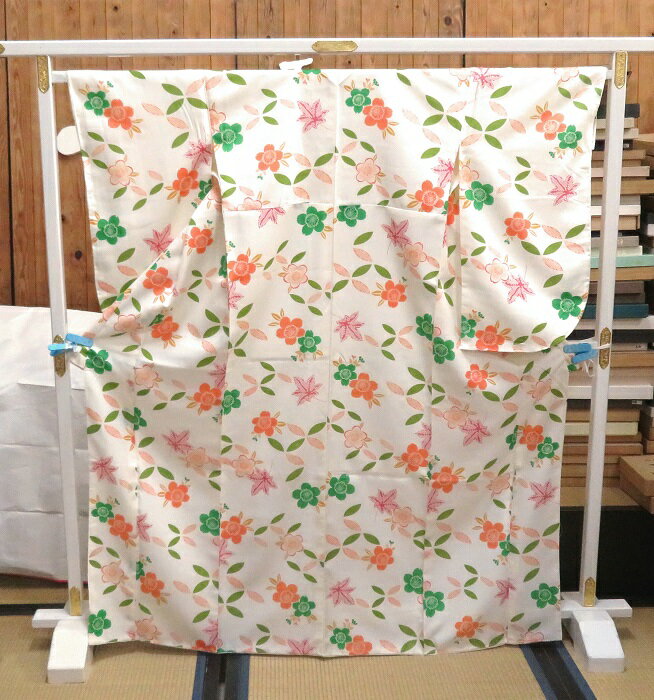 着物 ポリエステル 二尺袖 仕立て上がり レトロ調の柄 白っぽいベージュ系 販売品 2尺袖 袴の着物 洗え..