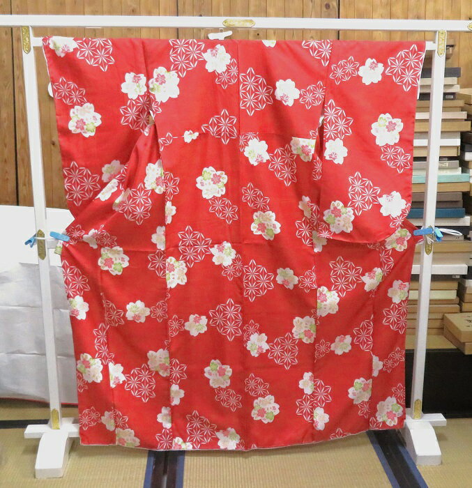 着物 ポリエステル 二尺袖 仕立て上がり レトロ調の柄 赤みの強い茶系 販売品 2尺袖 袴の着物 洗える着..