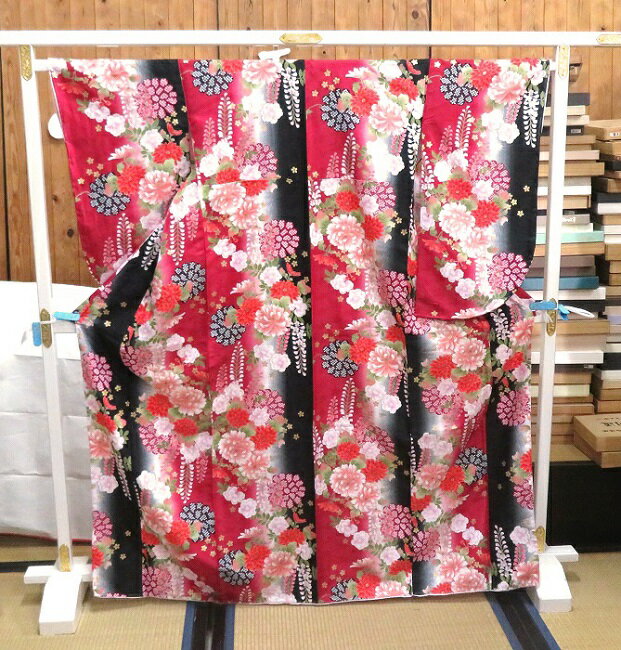 着物 ポリエステル 二尺袖 仕立て上がり レトロ調の柄 濃い目の赤系 販売品 2尺袖 袴の着物 洗える着物..