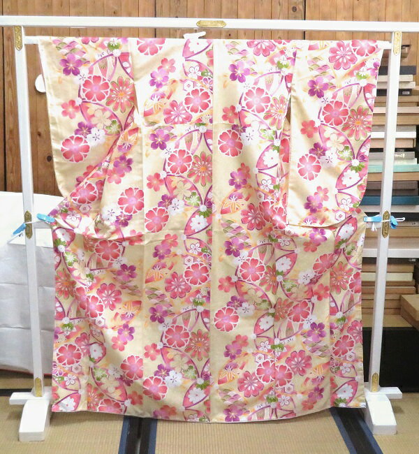 着物 ポリエステル 二尺袖 仕立て上がり レトロ調の柄 ベージュ系 販売品 2尺袖 袴の着物 洗える着物 ..