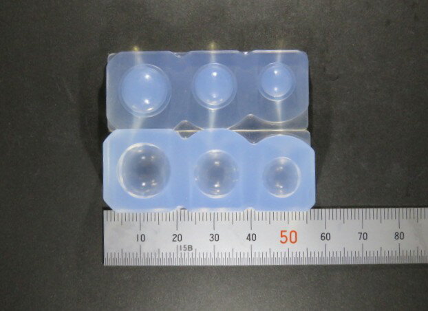 直径で約14mm・12mm・10mmの3種類の薄いドームが作れるシリコン型です。別売りフタの型と組み合わせたり、対応ミール皿と組み合わせてドームパーツを作ることもできます。こちらは粘土にはお使いいただけませんので、ご注意ください。UVレジン...