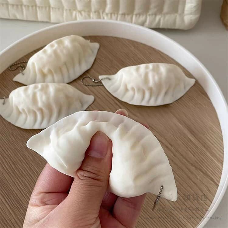 餃子 おもちゃ フィジェットトイ スクイーズ ギョーザ キーホルダー 3個セット おもしろ もちもち かわいい ストレス解消 癒しグッズ 癒し もちもち 低反発 ぎょうざ むぎゅむぎゅ ストレス解消 おもちゃ 景品 点心 中華 飲茶 ストラップ waja-zakka-10017315 わじゃ雑貨店 サンプル画像2
