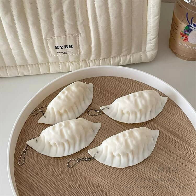 餃子 おもちゃ フィジェットトイ スクイーズ ギョーザ キーホルダー 3個セット おもしろ もちもち かわいい ストレス解消 癒しグッズ 癒し もちもち 低反発 ぎょうざ むぎゅむぎゅ ストレス解消 おもちゃ 景品 点心 中華 飲茶 ストラップ waja-zakka-10017315 わじゃ雑貨店 サンプル画像3