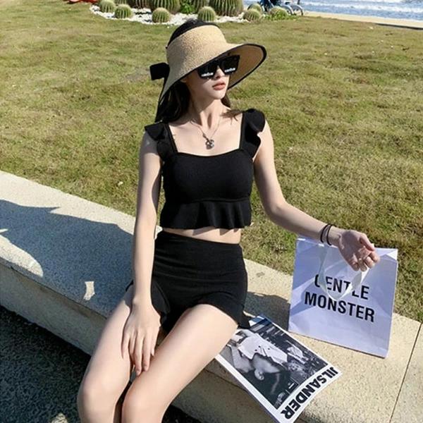 商品:レディース 水着 素材:ポリエステル カラー:ブラック、テラコッタ 生産国:中国 セット内容：上着＋パンツ サイズ：M/L/XL ※平置き採寸となりますので、2-3cmの誤差についてはご容赦下さい。 前後にたくさんのフリルで＼大人っぽさ×可愛さGET／ お洒落なハイウエストショーツでお腹周りをカバーくれる? バッグフリル仕様で後ろの姿も可愛く見せる? ベーシックなブラックとパッション的なテラコッタ色、 色違いで印象も変わっています? ◆注意事項◆ ◆モニターにより色の見え方が実際の商品と多少異なることがございます。あらかじめご了承くださいませ。 ◆洗濯の際は色落ちの可能性がありますので単品手洗いでお願いいたします。 ◆商品生地、色合い、装飾部品の色やデザインなど、生産時期によって、差異が生じます。そのため、同じ商品を複数点ご購入の場合、場合によって色、コサー ジュのデザイン等差異がでる場合がございます。ご了承ください。 ◆輸入商品について、ご存知の通り海外の工場での縫製は日本の工場と比べますと、縫製の見劣り?糸のほつれ、製造過程における小さなキズ、シミなどが見ら れる場合がございますが、不良品ではございません。出荷時にすべての商品を検品しておりますが、予め上記点ご了承下さい。 ◆ご購入前に、【サイズ】?【カラー】?【価格】?【数量】?【お客様情報】等、ご注文内容にお間違いがないか必ずご確認ください。 メーカー希望小売価格はメーカーカタログに基づいて掲載しています