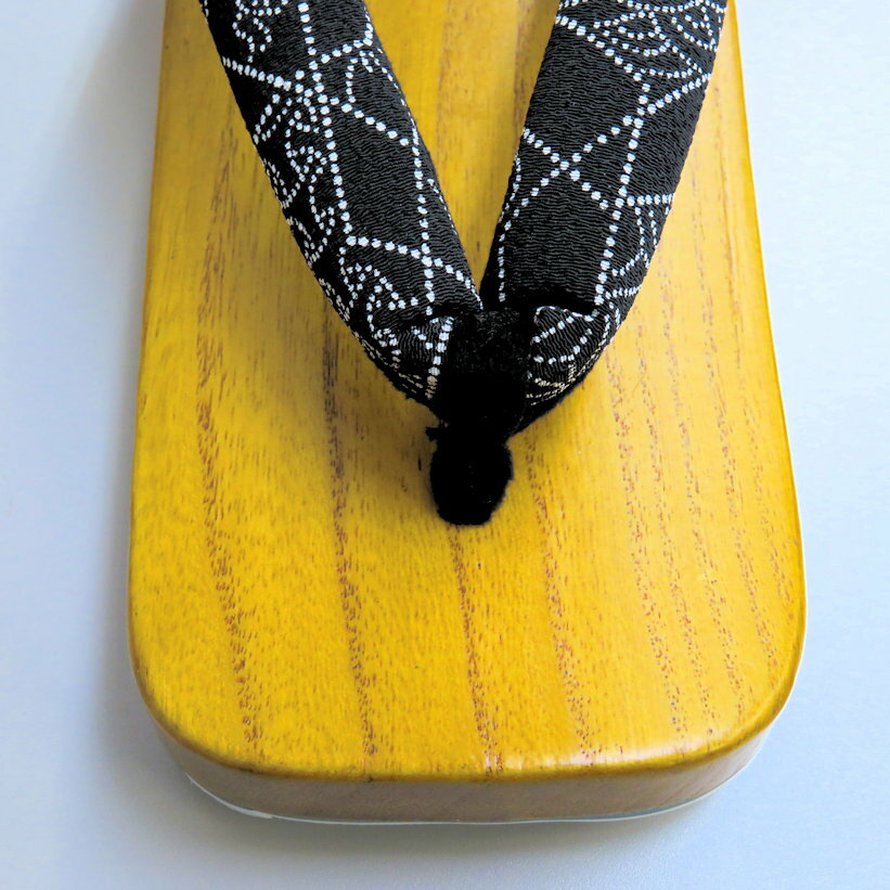 【イチオシ品】紳士草履【桐】Mサイズ(25.0〜26.0センチ程度対応)鼻緒　黒地に江戸小紋柄・メンズ雪駄・高さのある雪駄・下駄風・桐楽