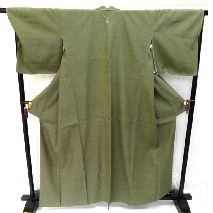 【中古】リサイクル着物紬色無地・銀糸紋入り・袷着物本場結城紬【結】証紙付き身丈162cm・裄69cm・前巾26cm・後巾29cm