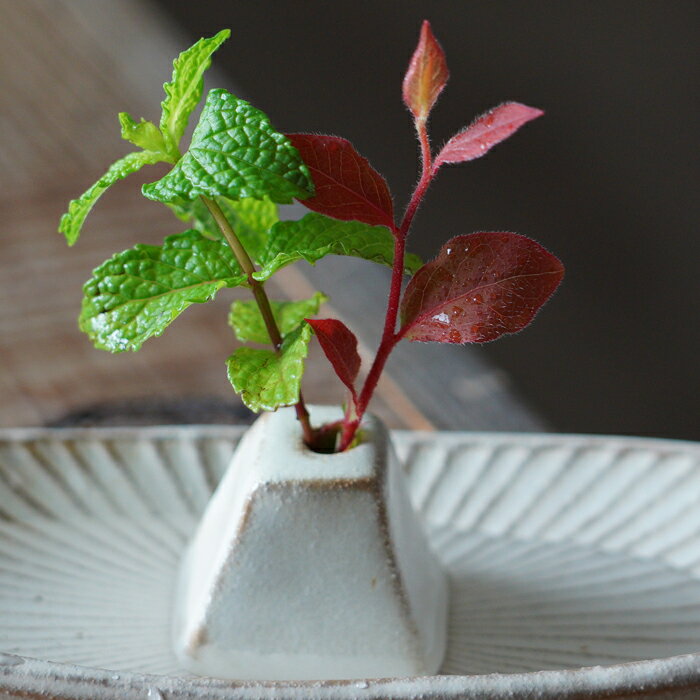 【max30%offクーポンあり】益子焼の花留め ～花あそび～ 【台形/kinari】一輪挿し フラワーベース 陶器..