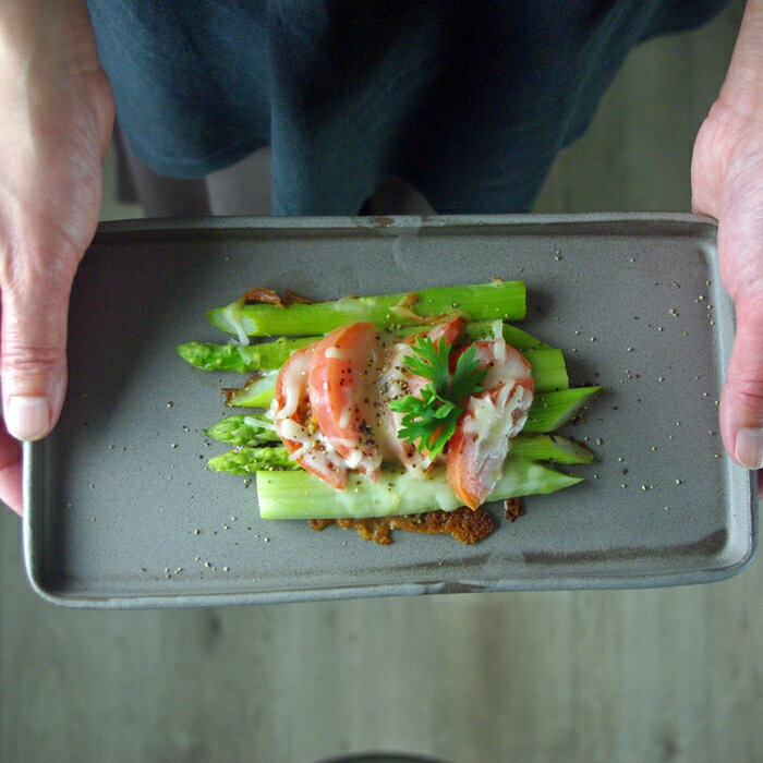 【10％offクーポンあり】トレー皿【小】ココア 益子焼 プレート スクエア ワンプレート料理 角皿 陶器製トレー 北欧風 おしゃれ オードブル シンプル ブラウン 灰色 和食器(食洗機対応 電子レンジ使用可)ギフト プレゼント お家カフェのサムネイル