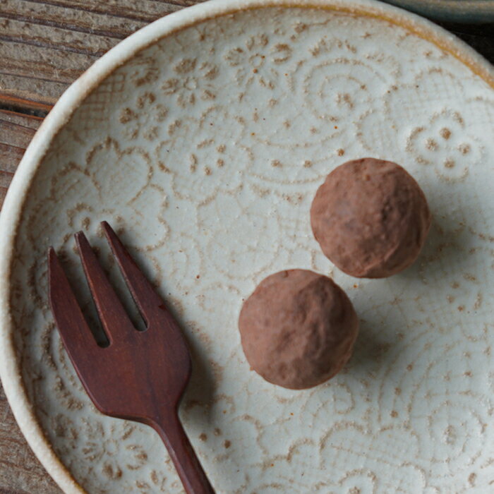 【MAX30%offクーポンあり】益子焼 チュールレースの小皿（丸皿）kinari わかさま陶芸 ナチュラル おしゃれ かわいい レース模様 プレート 副菜皿 醤油皿 菓子皿 おうちカフェのサムネイル