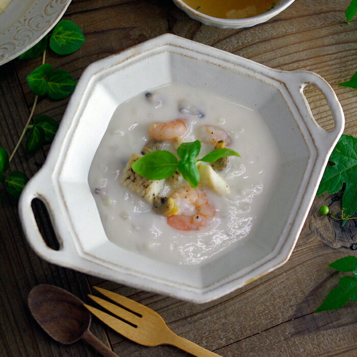 【10%0ffクーポン週末限定】幾何学的なフォルムに持ち手がついた正方形のお皿 kinari 益子焼 中皿 鉢 角皿 持ち手つき シンプル おしゃれ ナチュラル モダン 八角形 ギフト お家カフェ 取っ手 耳付きのサムネイル