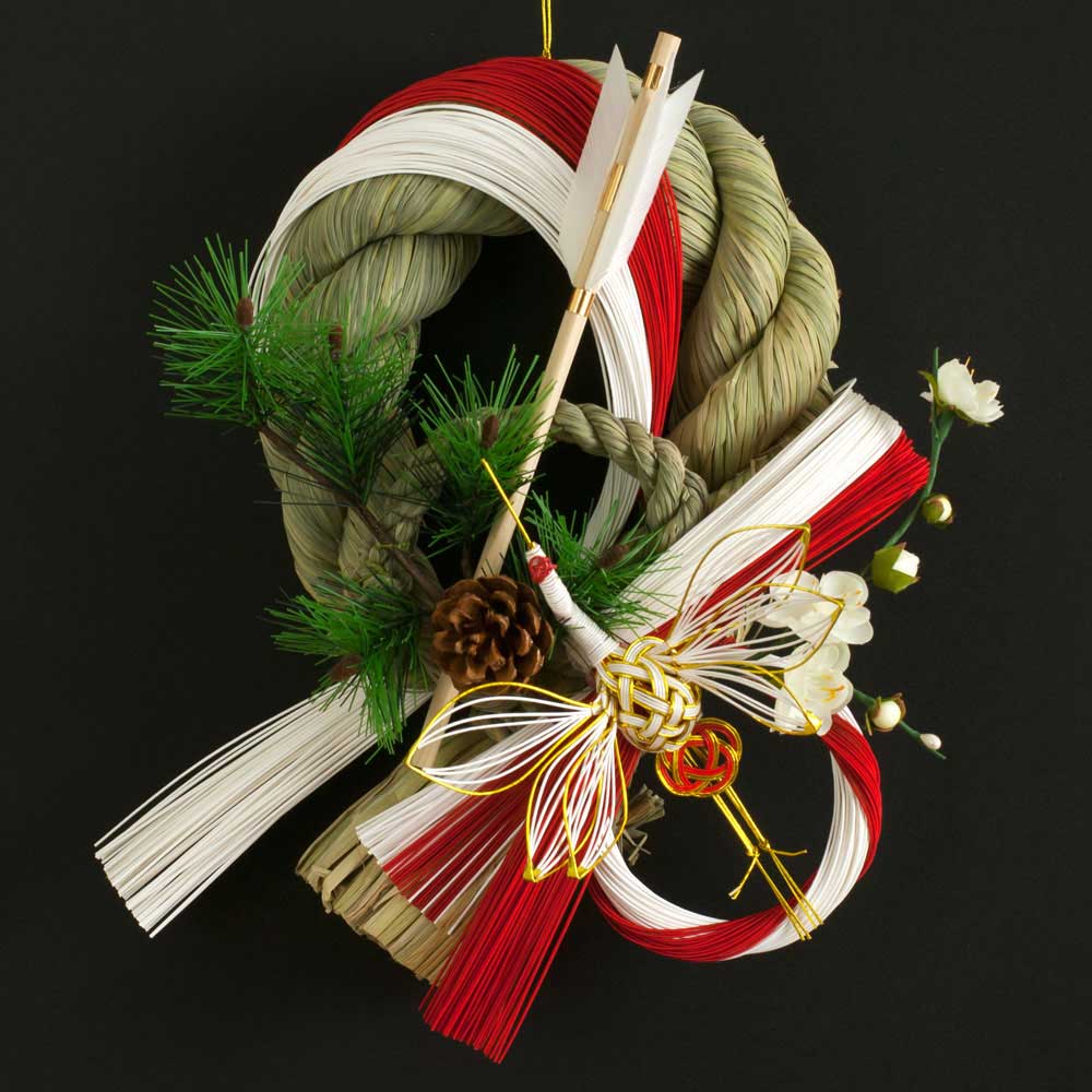 オススメコメント 「竹治郎」が提案するお正月飾りです。その素材からこだわるスタイルを持つ「竹治郎」のお正月飾りは、国内では見る事の出来ない、とても大胆で優美な独特のスタイルを持つ飾りばかりです。またブランド名である【雪月風花】は日本の四季を表した言葉です。一年の始まりを祝い、清々しく良い年になるよう、祈りを込めて作ったお正月飾り。注連飾りを飾った事のないお客様、今年はしっかりとしたお飾りを飾ってみませんか？&gt;&gt; 竹治郎のお飾り 一覧はこちら ラッピングをご希望のお客様は、ラッピング用品も同時にお買い求めください。 この商品は、以下のラッピングが可能です。 　◎和紙包装紙　50円国産へのこだわり。手作りへのこだわり。 竹治郎が作る「雪月風花」は、国産の素材にこだわっています。特に飾りの骨組みとなる稲わらには、新潟県南魚沼産のものを使用し、栽培から加工までを自社で行っております。霊峰八海山のふもとに位置する田園では、清らかな水と肥沃な土が上質な稲を育みます。また、装飾に使用している水引、友禅紙も国内製のものを使用しており、美しいデザインと高い品質をお約束いたします。「雪月風花」は製作もすべて国内で行っております。地場職人の技術で、ひとつひとつ丁寧に組み立てておりますので、手作りならではの温かみを感じることができます。日本の豊穣な大地と、伝統の技術が織り成す「雪月風花」で、新年を美しく豊かに彩りましょう。 青い藁　正月飾りが出来るまで 東京ドーム約3.5個分、13,884m&sup2;という広大な面積で、こだわりの国産藁を栽培し青刈りを実施します。青刈りとは「実とらず」とも言い、藁に実が付く前の青い内に正月飾り用として刈り取ることです。非常に手間のかかる作業ですが、藁が編みやすく綺麗な緑色を保つことができ、飾りを製造するのに最適で、香りも違います。 竹治郎　雪月風花　正月飾り