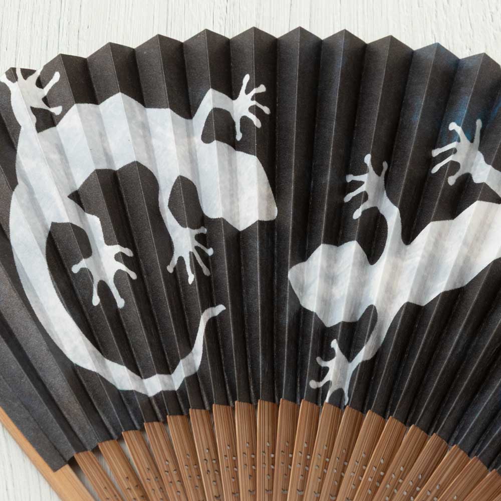 和詩倶楽部　進撃扇　家守　影　ヤモリ　和紙の扇子　七寸五分　約23cm　少し大きめ　男性用の定番サイズ　メンズ　和柄　手張り製　国産扇骨35本　日本製