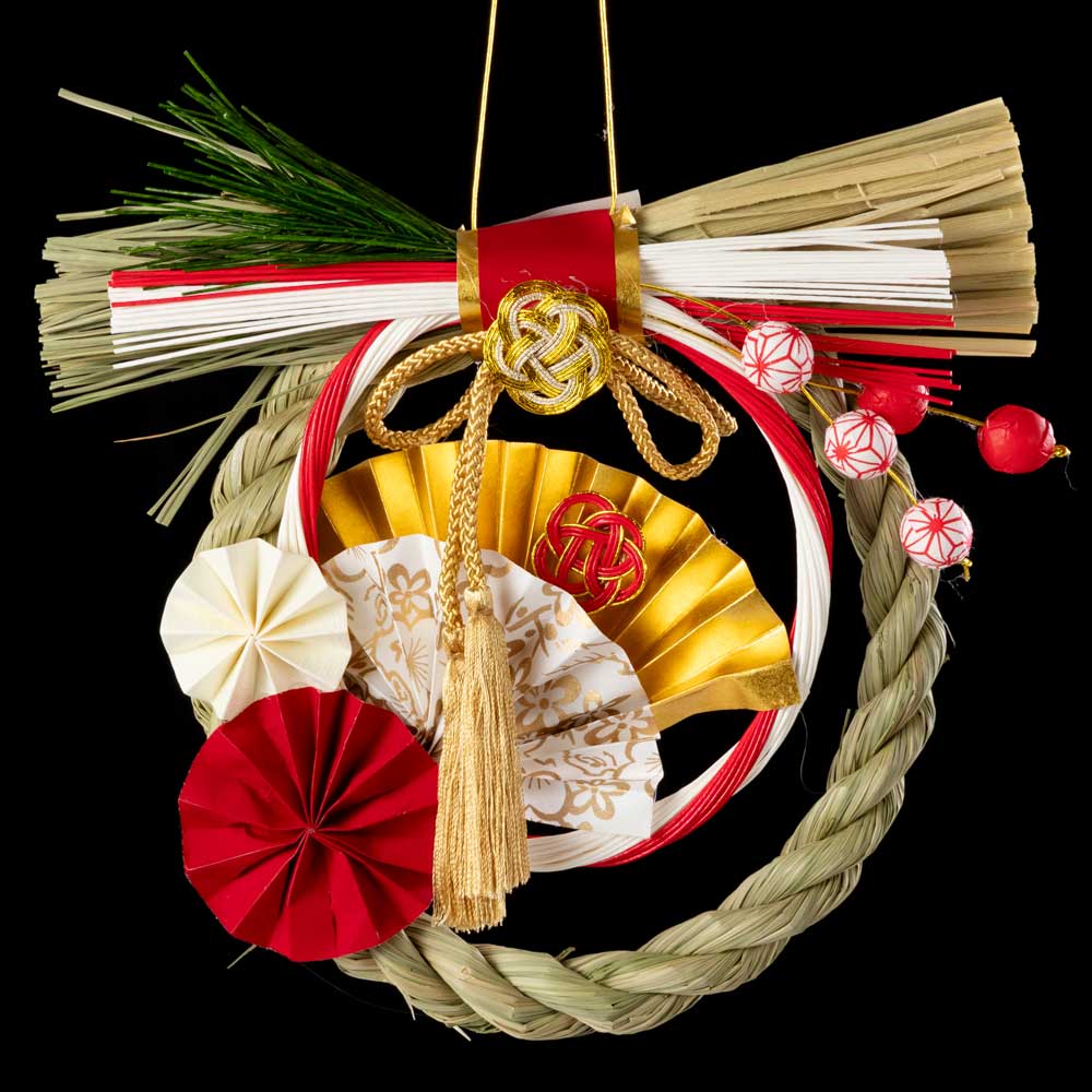 オススメコメント 「竹治郎」が提案するお正月飾りです。その素材からこだわるスタイルを持つ「竹治郎」のお正月飾りは、国内では見る事の出来ない、とても大胆で優美な独特のスタイルを持つ飾りばかりです。越後魚沼飾りは、国産の素材を使用しており、特に飾りの骨組みとなる稲わらには、霊峰八海山のふもとに位置する田園で、清らかな水と肥沃な土に育まれた上質な新潟県魚沼産の稲わらを使用し、栽培から加工まで竹治郎で行っております。一年の始まりを祝い、清々しく良い年になるよう、祈りを込めて作ったお正月飾り。注連飾りを飾った事のないお客様、今年はしっかりとしたお飾りを飾ってみませんか？&gt;&gt; 竹治郎のお飾り 一覧はこちら ラッピングをご希望のお客様は、ラッピング用品も同時にお買い求めください。 この商品は、以下のラッピングが可能です。 　◎和紙包装紙　50円国産へのこだわり。手作りへのこだわり。 竹治郎が作る「越後魚沼飾り」は、国産の素材にこだわっています。特に飾りの骨組みとなる稲わらには、新潟県南魚沼産のものを使用し、栽培から加工までを自社で行っております。霊峰八海山のふもとに位置する田園では、清らかな水と肥沃な土が上質な稲を育みます。また、装飾に使用している水引、友禅紙も国内製のものを使用しており、美しいデザインと高い品質をお約束いたします。「越後魚沼飾り」は製作もすべて国内で行っております。地場職人の技術で、ひとつひとつ丁寧に組み立てておりますので、手作りならではの温かみを感じることができます。日本の豊穣な大地と、伝統の技術が織り成す「越後魚沼飾り」で、新年を美しく豊かに彩りましょう。 青い藁　正月飾りが出来るまで 東京ドーム約3.5個分、13,884m&sup2;という広大な面積で、こだわりの国産藁を栽培し青刈りを実施します。青刈りとは「実とらず」とも言い、藁に実が付く前の青い内に正月飾り用として刈り取ることです。非常に手間のかかる作業ですが、藁が編みやすく綺麗な緑色を保つことができ、飾りを製造するのに最適で、香りも違います。 竹治郎　越後魚沼飾り　正月飾り