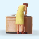 Preiserプライザー28145 食器を洗う女性【HO人形】【塗装済み】【ジオラマ小物】