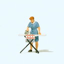 Preiserプライザー28154 アイロンをかける女性【HO人形】【塗装済み】【ジオラマ小物】