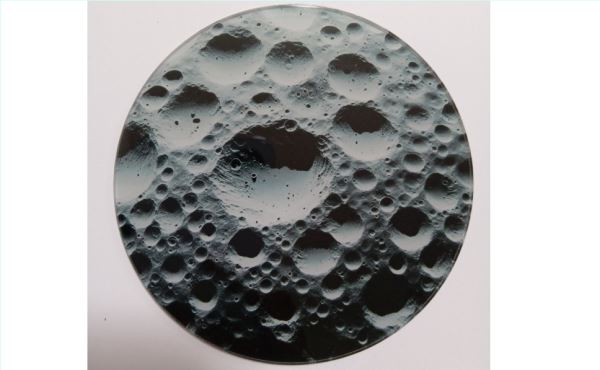 アクリルに様々な画像の印刷をしたジオラマベース　装飾台です トミカなどのミニカー、装飾品の展示などに最適！ フリマやイベント、店舗の什器にもおすすめです。 ※土台のみです。 原材料：アクリル 寸法　直径100mm　厚み2~3mm その他サイ...