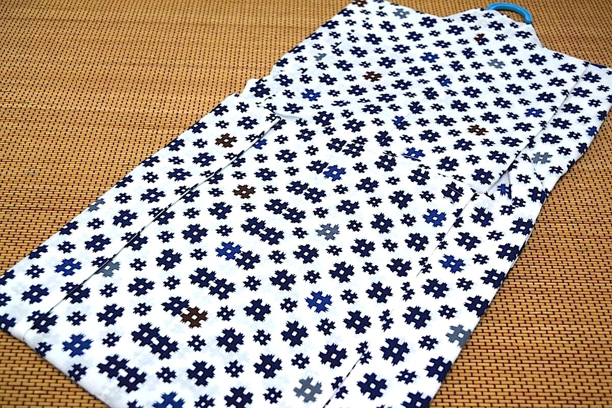 【昔ながらの子供浴衣】【昭和レトロ】子供浴衣・キッズ浴衣・男の子【120cm・7〜8歳用】日本製・注染本染めゆかた「白地に大小井桁」