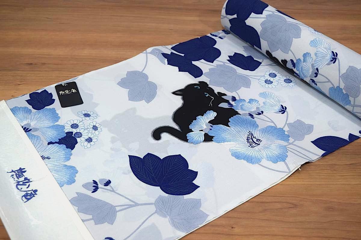 【撫松庵】【反物】浴衣（セオα）「芙蓉と猫（ウスグレー）」