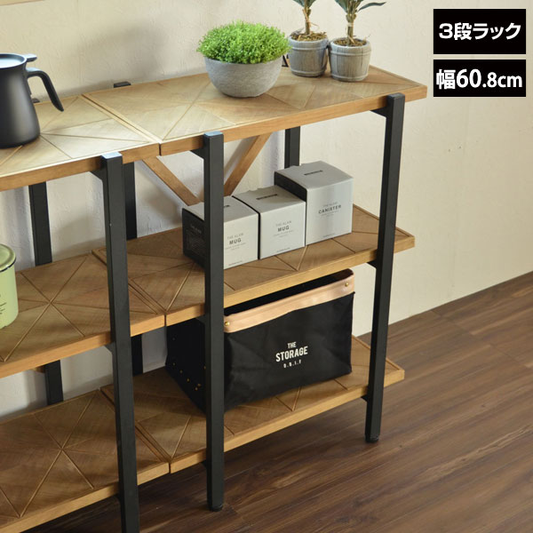 製品仕様(組立品） 品番 KAOR-60-D3 サイズ(約) 本体/幅60.8×奥行37×高さ82cm 重量(約) 9.5kg 材質 天然木（パイン）にラッカー塗装、中芯材は中質繊維板の裏面突板貼りにラッカー塗装、スチールパイプに粉体塗装 仕様 耐荷重（約）/棚板15kg（1枚）＝全体45kg、脚部にアジャスター付き、組立時間の目安/ひとりで30分 生産国 中国 【ご注意】 木製ですので多少の誤差は発生いたします。 水滴を長時間放置すると染みができる可能性がありますので、拭き取ってご使用ください。三角形にカットしたパイン材の棚板がお洒落な3段ラック KALEIDO 3段ラック 幅60cm 天然木パイン材×無骨でシンプルなアイアンパイプが お洒落なカレイドシリーズ カレイドシリーズは三角形にカットした古材風のパイン材をジオメトリックに並べた、質感の高い天板・棚板に、無骨でシンプルなアイアンパイプを組み合わせたシリーズです。 幅60cmのコンパクトな3段ラックは、小物をおくのに便利です。