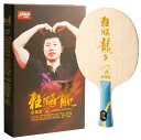 中国代表の馬龍（マロン）選手の全満貫を記念に販売されたモデルです。JTTAA刻印はありません。ただし、国内大会の場合は試合開始前に審判長の許可を得れば問題なく使用できます。 攻撃用ラケット、木材5枚+アリレートカーボン2枚、インナータイプ(カーボン)、ラケットサイズ：158mm±0.1mm×150mm±0.1mm、板厚：5.9±0.1(mm) 当店オリジナルの真贋検定の方法などを解説した説明書付きです。