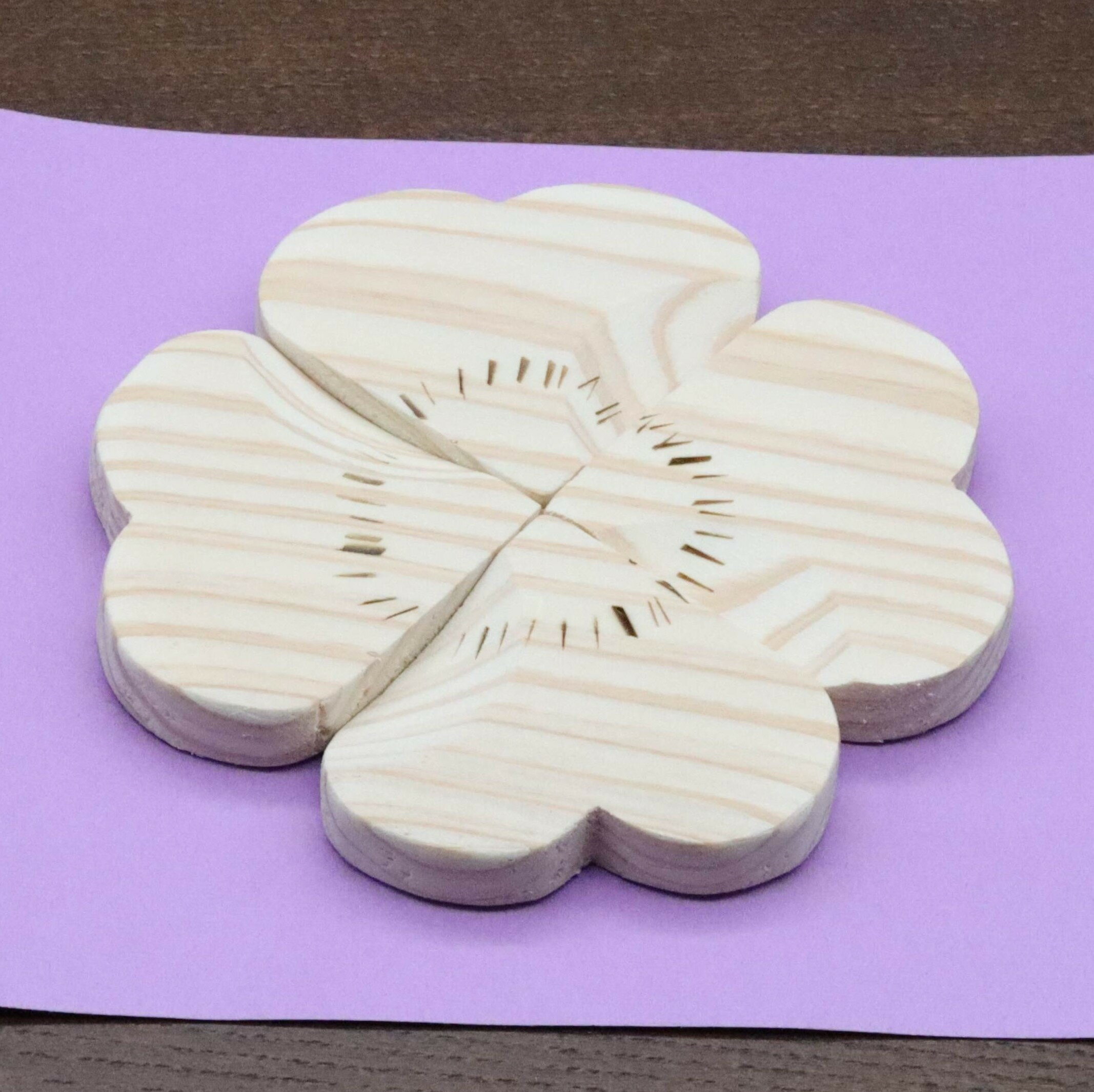 秋田杉で作った趣味のクローバー箸置 優しいクローバーの形です 木製 ハンドメイド 手作り こだわりの逸品 sasa020