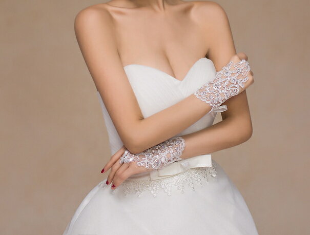 わくわくStore楽天市場店のスパンコール 手袋 ウエディング グローブ 装飾 ブライダル ショート ホワイト レッド 小物 かわいい 発表会 ステージ｜アングル2