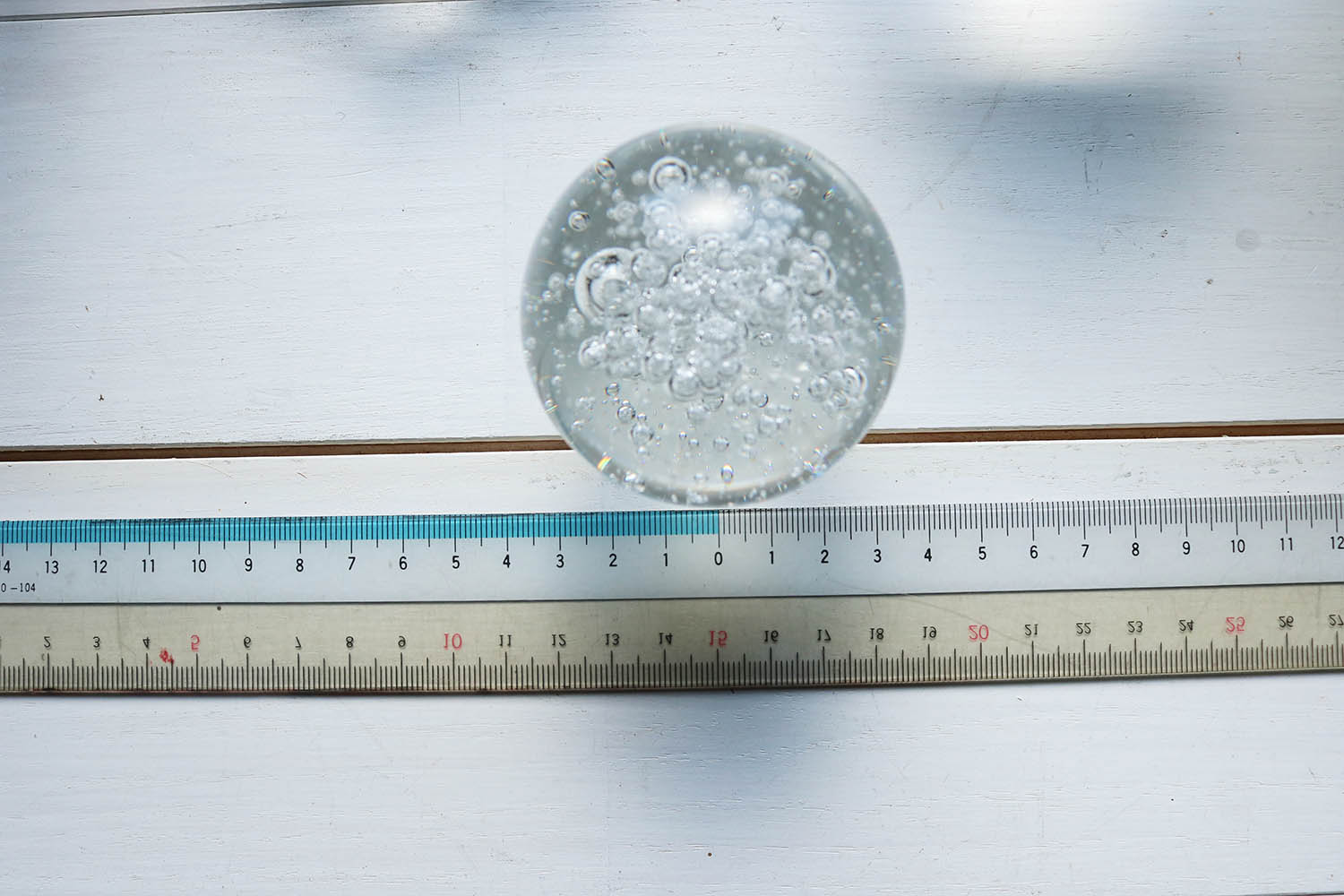 ガラスに気泡の入った幻想的なガラス置物です 幻想的な置物 ガラスボール オブジェ 文鎮 人気 お洒落 風水 北欧雑貨 引越し祝い 新築祝い 結婚祝い 内祝い 贈り物 プレゼント お返し 即納 インテリア ギフト ガラス 細工 置物 玄関 モニュメント 洋風 ペーパーウェイト