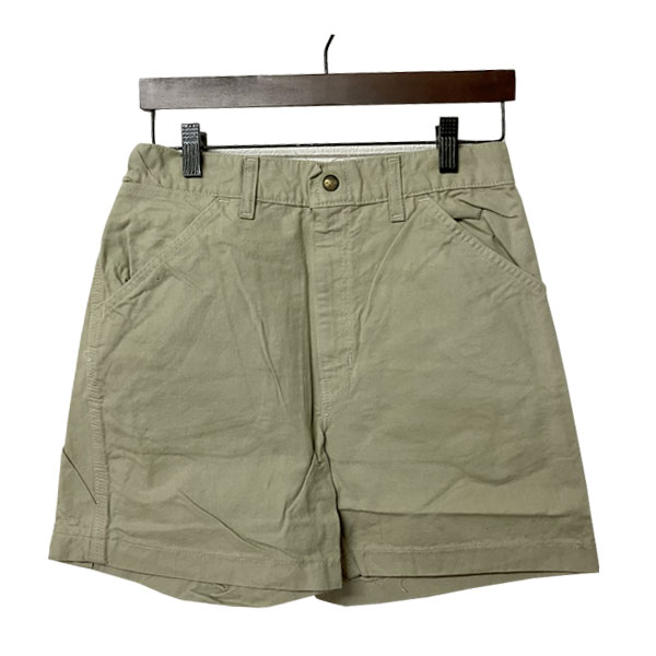 お知らせ ※画面上の色はブラウザや設定により、実物とは異なる場合があります。 ※お手持ちのアイテムと採寸比較するとより判り易い目安になります ※シワ加工の商品はサイズに若干の誤差が出る場合がございます ※ストレッチ素材等などは自然な状態で平置きし採寸してます。 ※サイズは実寸表記ですが若干誤差が生じる場合もあります。carhartt（カーハート）の定番ショートパンツ！ carhartt（カーハート）の定番ショートパンツ！。 アメリカ生まれのワークウェアブランド、carhartt（カーハート）のショートパンツです。 後染めツイル地で真夏にも活躍。 薄手ながらハリのある生地感が、カジュアルな雰囲気を後押しします。 Tシャツやチェックシャツなど多くのトップス、スタイルに対応。 フロントはスナップボタン＋ジッパー仕様です。 1本は持っておきたい潔い膝上丈は、オシャレコーディネートへの近道！ 【サイズ】 30インチ：ウエスト74cm、もも幅31cm、股上31cm、レングス12cm 【素材】 コットン100％ 【生産国】 アメリカ